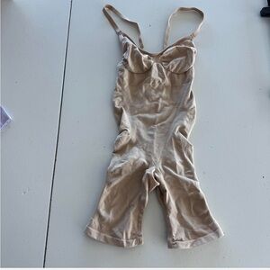 Skims mid thigh seamless sculpting nude bodysuit L/XL worn once
